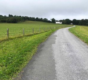 Asfaltka vedoucí od parkoviště směrem na Horní Holčovice