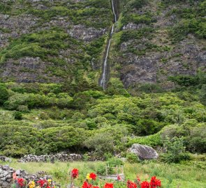 Vodopády cestou do Faja Grande na azorském ostrově Flores