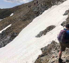 Těsně před vrcholem Hochturmu je třeba překonat sněhová pole