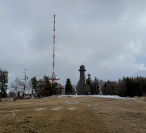 Vysílač a rozhledna na vedlejším vrcholu Jauerlingu