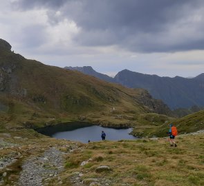 Horské jezero Capra na červené značce