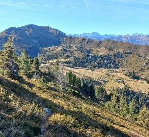 Pohled dolů na alm a horu Hühnereck nad ním