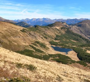 Goldbachsee, vlevo Hochrettelstein a Rottenmanské Taury