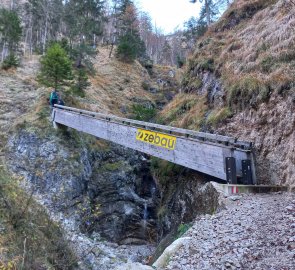 Wooden bridge over the stream Zimnitzbach