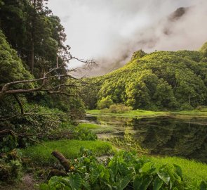 Malebné jezero Poço das Patas na ostrově Flores, lze se krásně vykoupat - vyzkoušeno