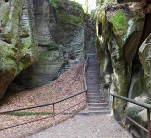 Kamenné schody vedoucí k Adamovu loži