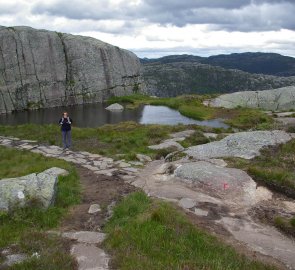 Kamenná stezka na vyhlídku kazatelny Preikestolen v Norsku