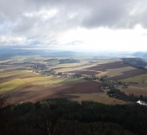 Pohled z vyhlídky do krajiny