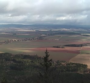 Výhled z Broumovských stěn na Broumov