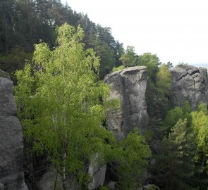 Pohled do krajiny z okraje skalních bloků