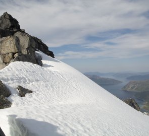 Výhled z vrcholu směrem na Grøtfjord.