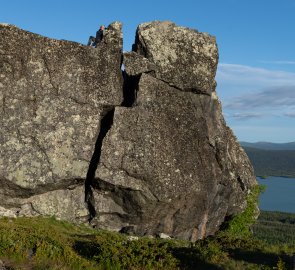 Zmíněný boulder a pietní místo Sámů.