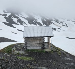 Úkryt pod vrcholem.