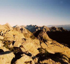 První paprsky slunce na okolních horách v Pyrenejích