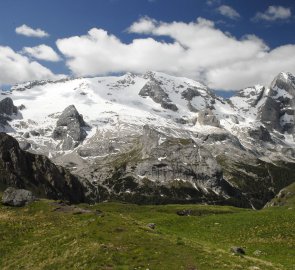 Pohled na masiv hory Marmolada během výstupu k ferratě