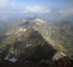 Pohled z vrcholu na hřebínek hory Kleine Wildstelle