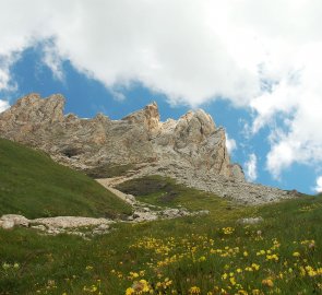 Zpětný pohled na skalnatou horu Colac