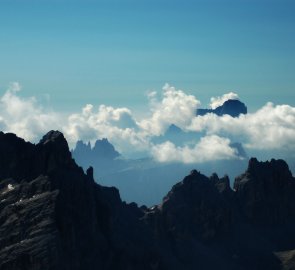Pohled z Piz Conturines na Monte Pelmo.