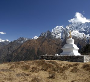 Posvátna stupa a hora Thamserku 6 608 m n. m.