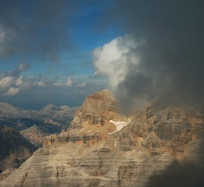 Tofana di Mezzo 3 244 m n. m. během sestupu z vrcholu