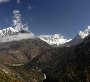 Pohled na Himaláje, vpravo Ama Dablam, uprostřed Mt. Everest a Lhotse, vlevo Tobuche