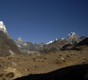 Horské údolí, kterým vede cesta směrem k Mt. Everestu