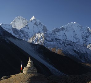 Ranní pohled na horu Kangtega 6 685 m n. m. od vesnice Dingboche