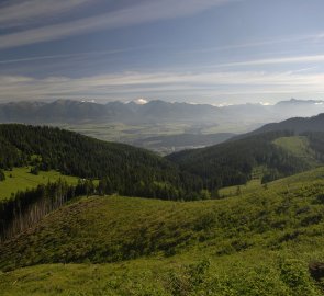 Pohled z hřebene hory Slemä na Liptovskou dolinu a hřeben Západních a Vysokých Tater