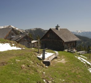 Salaše Beisteiner, v pozadí Eisenerzské Alpy