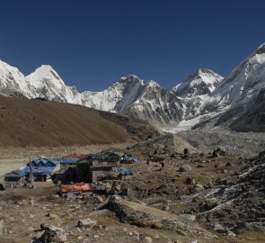 Poslední civilizace - Gorak Shep cca 5 150 m n. m., na konci údolí je Everest Base Camp