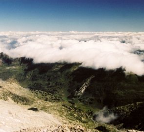 Pohled na francouzské Pyreneje zakryté mraky