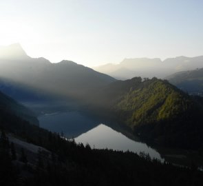 Jezero Leopoldsteiner See během výstupu , v pozadí Eisenerské Alpy