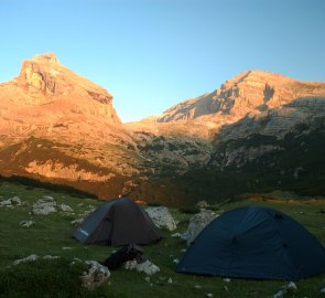 První paprsky slunce na hoře Piz Taibun a hřebeni hory Lavarela