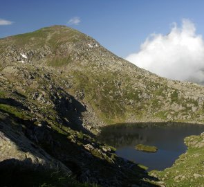 Hora Cavallazza 2 324 m n. m.  a jezero Lago Cavallazza