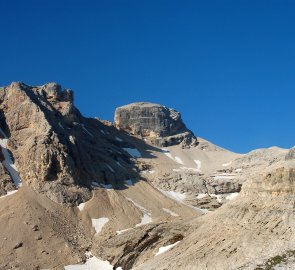 Hranatý vrchol hory Piz Conturines 3 064 m n. m. v Národním parku Fanes-Sennes-Braies