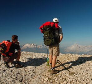 V sedle mezi horami Piz Contuines a Lavarela se poprvé otevřely fantastické výhledy na okolní hory Dolomit