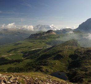 Krajina mezi sedly Passo di Rolle a Passo di Valles, v pozadí nejvyšší hora Dolomit - Marmolada 3 343 m n. m.