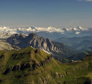 Pohled přes hřeben Padon a horu Sassonger na Zillertalské Alpy