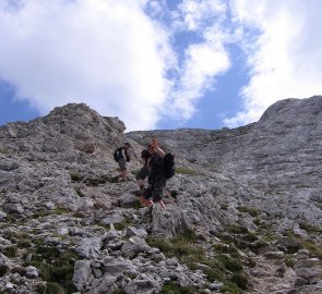 V prudké části výstupu na horu Monte Cernera 2 664 m n. m.