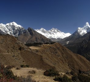 První pohled na Mt. Everest (uprostřed), vpravo Ama Dablam