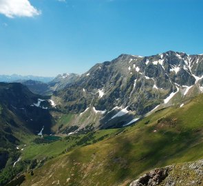 Pohled do kotle Krumpen a hlavní hřeben Eisenerzer Alpen