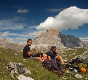 Rest on the way back, with the Tofana di Rozes mountain in the background