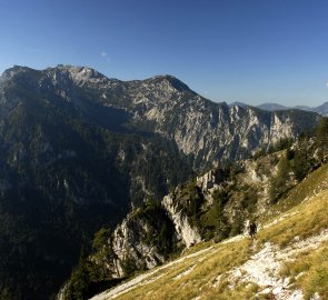 Odpočinková pasáž na klettersteigu, výstup po alpské louce, v pozadí hora Hoch Kogel