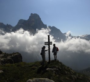 Vrchol hory Tognaza 2 209 m n. m., v pozadí Cimon della Pala