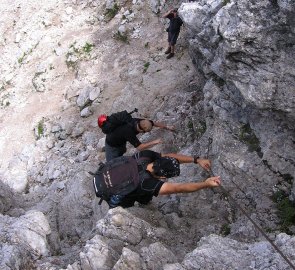Sestup z vrcholu, překonávání skalnatého úseku