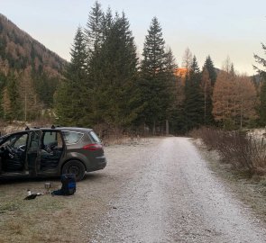 Lesní parkoviště nad chatou Franzlbauerhütte