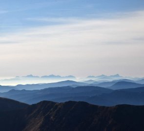 Na horizontu vykukují Julské Alpy