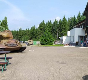 Vstup do tvrze Hanička střeží tank T-34