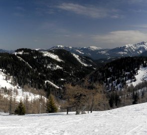 Pohled během výstupu na salaše a  pohoří Veitsch Alpe