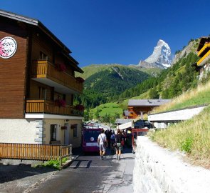 V městečku Zermatt jdeme po značené cestě Tour du Cervin